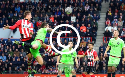 Eindhoven, 20 Maart 2016
Kompetitiewedstrijd PSV-AJAX, eindstand 0-2
Luuk de Jong in duel met Mitchell Dijks