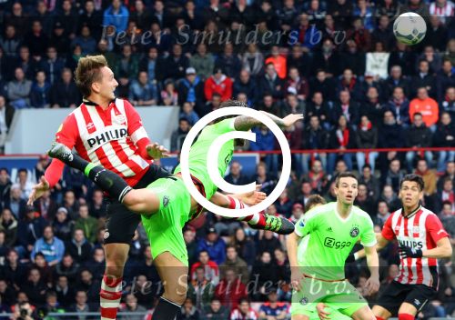 Eindhoven, 20 Maart 2016
Kompetitiewedstrijd PSV-AJAX, eindstand 0-2
Luuk de Jong in duel met Mitchell Dijks