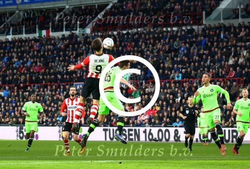 Eindhoven, 20 Maart 2016 Kompetitiewedstrijd PSV-AJAX, eindstand 0-2
Luuk de Jong in duel met Nick Viergever