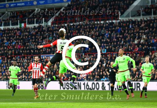 Eindhoven, 20 Maart 2016 Kompetitiewedstrijd PSV-AJAX, eindstand 0-2
Luuk de Jong in duel met Nick Viergever