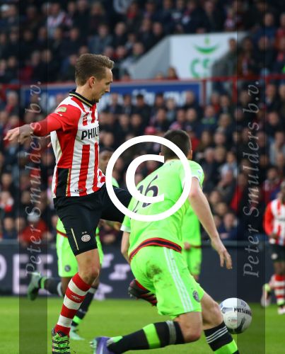 Eindhoven, 20 Maart 2016 Kompetitiewedstrijd PSV-AJAX, eindstand 0-2
Luuk de Jong in duel met Nick Viergever