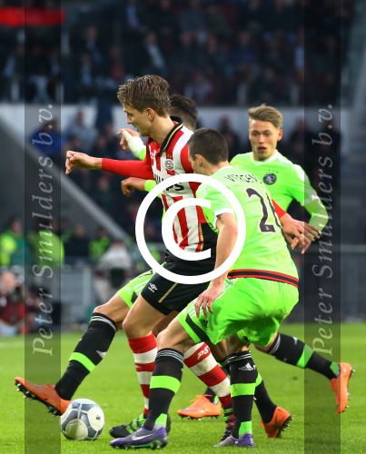 Eindhoven, 20 Maart 2016 Kompetitiewedstrijd PSV-AJAX, eindstand 0-2
Luuk de Jong in duel met Nick Viergever
