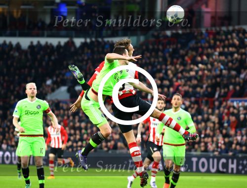 Eindhoven, 20 Maart 2016 Kompetitiewedstrijd PSV-AJAX, eindstand 0-2
Luuk de Jong in duel met Nick Viergever
