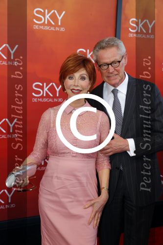Amsterdam  3 april 2016
Premiere musical Sky in het Amsterdam theater.
Marijke Helwegen met man