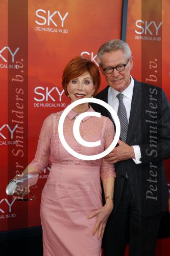 Amsterdam  3 april 2016
Premiere musical Sky in het Amsterdam theater.
Marijke Helwegen met man