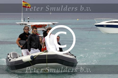 Ibiza 3 juni 2011
Mark v d Loo en Robine v d Meer trouwen op het eilandje Es Palmador in de buurt van ibiza.. Ze kwamen met de boot Cala Minor daar naartoe.
Peter Smulders bv