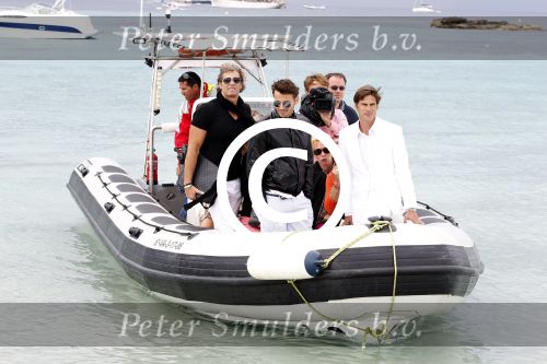 Ibiza 3 juni 2011
Mark v d Loo en Robine v d Meer trouwen op het eilandje Es Palmador in de buurt van ibiza.. Ze kwamen met de boot Cala Minor daar naartoe.
Peter Smulders bv