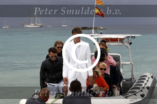 Ibiza 3 juni 2011
Mark v d Loo en Robine v d Meer trouwen op het eilandje Es Palmador in de buurt van ibiza.. Ze kwamen met de boot Cala Minor daar naartoe.
Peter Smulders bv