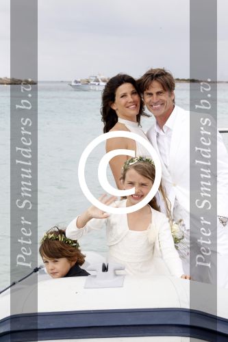Ibiza 3 juni 2011
Mark v d Loo en Robine v d Meer trouwen op het eilandje Es Palmador in de buurt van ibiza.. Ze kwamen met de boot Cala Minor daar naartoe.
Peter Smulders bv