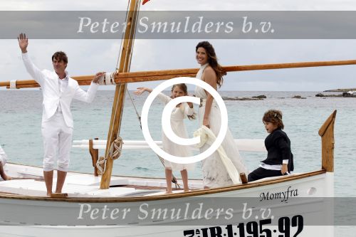 Ibiza 3 juni 2011
Mark v d Loo en Robine v d Meer trouwen op het eilandje Es Palmador in de buurt van ibiza.. Ze kwamen met de boot Cala Minor daar naartoe.
Peter Smulders bv