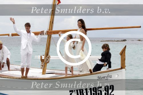 Ibiza 3 juni 2011
Mark v d Loo en Robine v d Meer trouwen op het eilandje Es Palmador in de buurt van ibiza.. Ze kwamen met de boot Cala Minor daar naartoe.
Peter Smulders bv