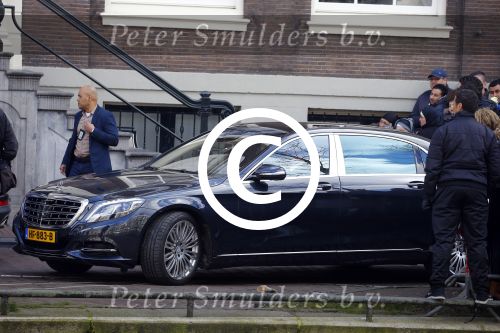 Amsterdam 30 maart 2016
DE Koning van Marokko vertrekt vanuit het Wasldorf Astoriua hotel. Directeur Roberto Payer (directeur Waldorf Astoria) zwaait hem uit. Buiten staan 1000 marokaanen/ fans om hem aan te moedigen.