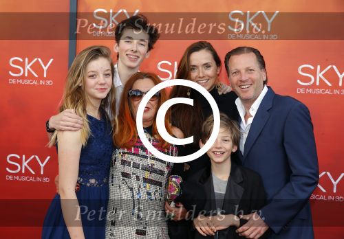 Amsterdam  3 april 2016
Premiere musical Sky in het Amsterdam theater.
Michiel Mol met vriendin Marloes Mens en zijn kinderen