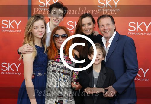 Amsterdam  3 april 2016
Premiere musical Sky in het Amsterdam theater.
Michiel Mol met vriendin Marloes Mens en zijn kinderen