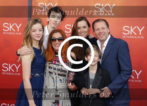 Amsterdam  3 april 2016
Premiere musical Sky in het Amsterdam theater.
Michiel Mol met vriendin Marloes Mens en zijn kinderen