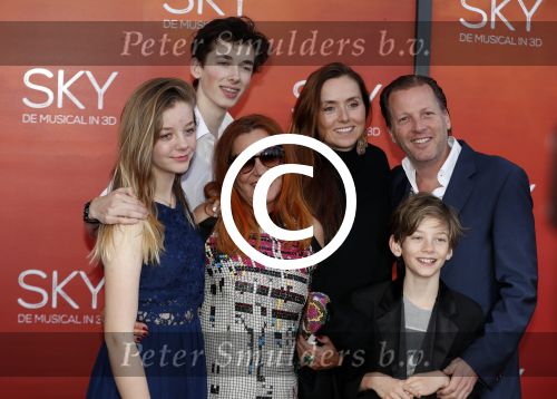 Amsterdam  3 april 2016
Premiere musical Sky in het Amsterdam theater.
Michiel Mol met vriendin Marloes Mens en zijn kinderen