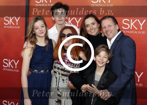 Amsterdam  3 april 2016
Premiere musical Sky in het Amsterdam theater.
Michiel Mol met vriendin Marloes Mens en zijn kinderen