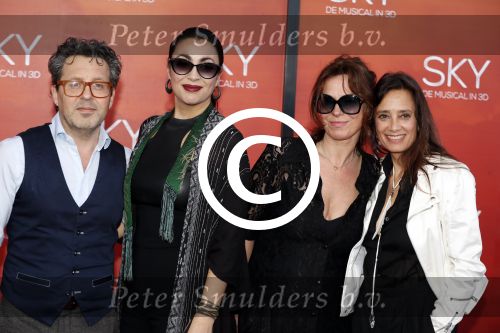 Amsterdam  3 april 2016
Premiere musical Sky in het Amsterdam theater.
Suzanne en Monique Klemann met partners