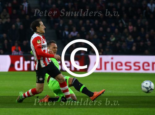 Eindhoven, 20 Maart 2016 Kompetitiewedstrijd PSV-AJAX, eindstand 0-2
Nemanja Gudelj in duel met Andres Guardado