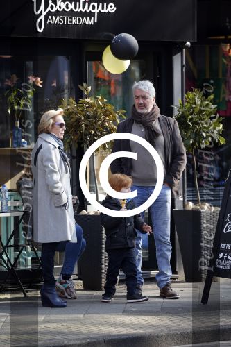 Amsterdam 12 maart 2016 
Nina Brink met dochter kleinzoon en Pieter Storms in Amsterdam zuid.