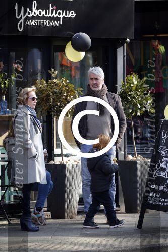 Amsterdam 12 maart 2016 
Nina Brink met dochter kleinzoon en Pieter Storms in Amsterdam zuid.