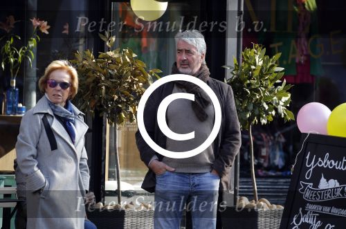 Amsterdam 12 maart 2016 
Nina Brink met dochter kleinzoon en Pieter Storms in Amsterdam zuid.