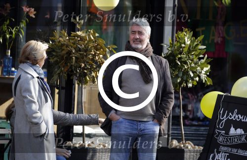 Amsterdam 12 maart 2016 
Nina Brink met dochter kleinzoon en Pieter Storms in Amsterdam zuid.