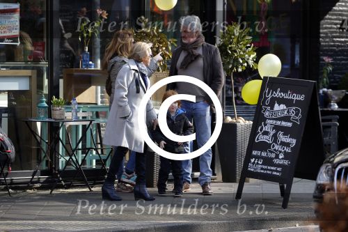 Amsterdam 12 maart 2016 
Nina Brink met dochter kleinzoon en Pieter Storms in Amsterdam zuid.