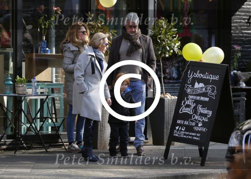 Amsterdam 12 maart 2016 
Nina Brink met dochter kleinzoon en Pieter Storms in Amsterdam zuid.