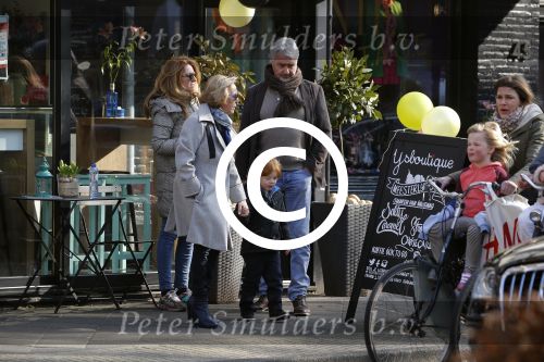 Amsterdam 12 maart 2016 
Nina Brink met dochter kleinzoon en Pieter Storms in Amsterdam zuid.