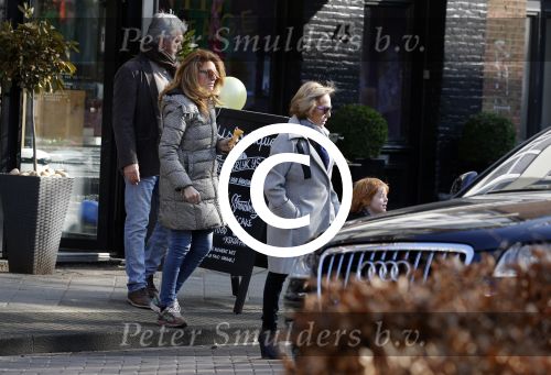 Amsterdam 12 maart 2016 
Nina Brink met dochter kleinzoon en Pieter Storms in Amsterdam zuid.