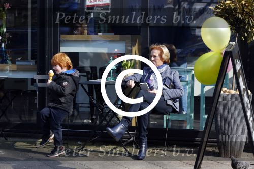 Amsterdam 12 maart 2016 
Nina Brink met dochter kleinzoon en Pieter Storms in Amsterdam zuid.