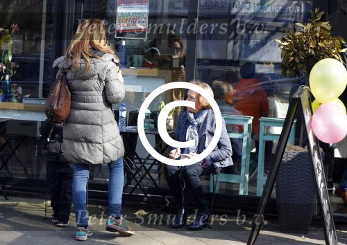 Amsterdam 12 maart 2016 
Nina Brink met dochter kleinzoon en Pieter Storms in Amsterdam zuid.