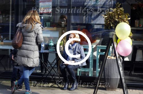 Amsterdam 12 maart 2016 
Nina Brink met dochter kleinzoon en Pieter Storms in Amsterdam zuid.
