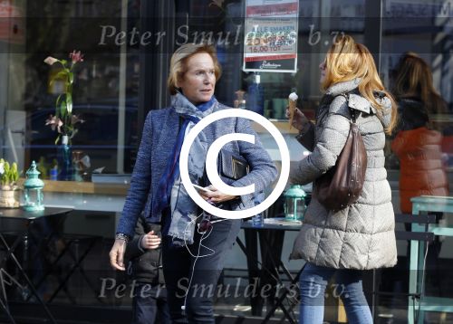 Amsterdam 12 maart 2016 
Nina Brink met dochter kleinzoon en Pieter Storms in Amsterdam zuid.