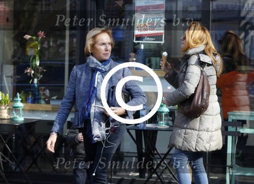 Amsterdam 12 maart 2016 
Nina Brink met dochter kleinzoon en Pieter Storms in Amsterdam zuid.