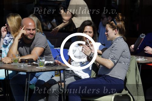 Amsterdam 10 april 2016
Oscar Aerts met zijn zwangere vriendin Jessica en nog een kennis op terras.