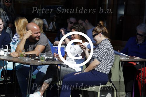 Amsterdam 10 april 2016
Oscar Aerts met zijn zwangere vriendin Jessica en nog een kennis op terras.