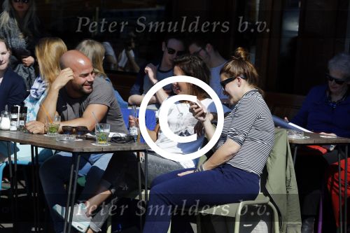 Amsterdam 10 april 2016
Oscar Aerts met zijn zwangere vriendin Jessica en nog een kennis op terras.
