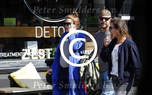 Amsterdam 10 april 2016
Oscar Aerts met zijn zwangere vriendin Jessica en nog een kennis op terras.