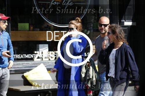 Amsterdam 10 april 2016
Oscar Aerts met zijn zwangere vriendin Jessica en nog een kennis op terras.