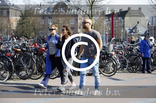 Amsterdam 10 april 2016
Oscar Aerts met zijn zwangere vriendin Jessica en nog een kennis op terras.