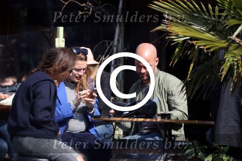 Amsterdam 10 april 2016
Oscar Aerts met zijn zwangere vriendin Jessica en nog een kennis op terras.