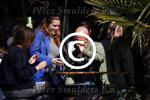 Amsterdam 10 april 2016
Oscar Aerts met zijn zwangere vriendin Jessica en nog een kennis op terras.
