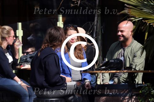 Amsterdam 10 april 2016
Oscar Aerts met zijn zwangere vriendin Jessica en nog een kennis op terras.