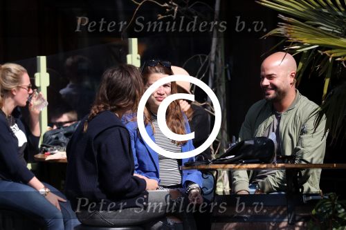 Amsterdam 10 april 2016
Oscar Aerts met zijn zwangere vriendin Jessica en nog een kennis op terras.