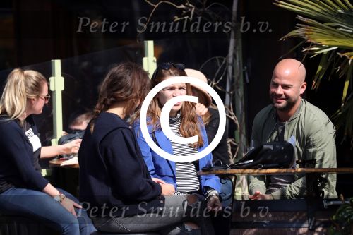 Amsterdam 10 april 2016
Oscar Aerts met zijn zwangere vriendin Jessica en nog een kennis op terras.