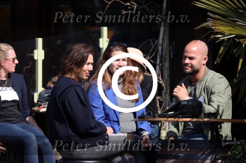 Amsterdam 10 april 2016
Oscar Aerts met zijn zwangere vriendin Jessica en nog een kennis op terras.