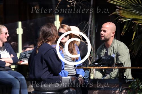 Amsterdam 10 april 2016
Oscar Aerts met zijn zwangere vriendin Jessica en nog een kennis op terras.
