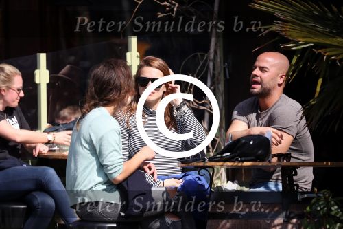 Amsterdam 10 april 2016
Oscar Aerts met zijn zwangere vriendin Jessica en nog een kennis op terras.